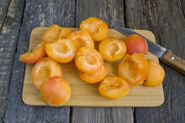 Thick apricot jam