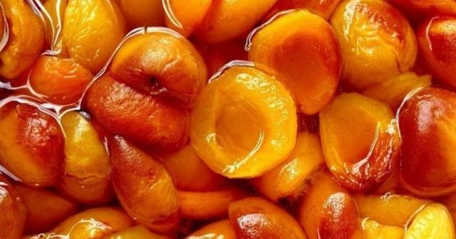 Thick apricot jam