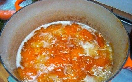 Thick apricot jam