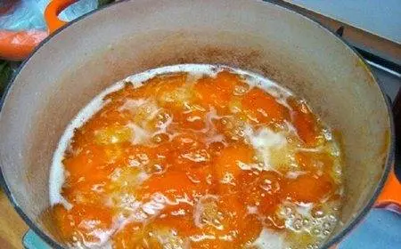 Thick apricot jam