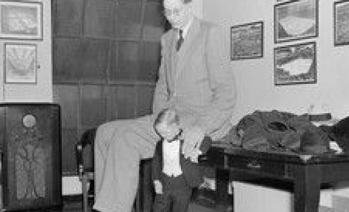 Through acromegaly, he measured 272 cm. His life was very dramatic