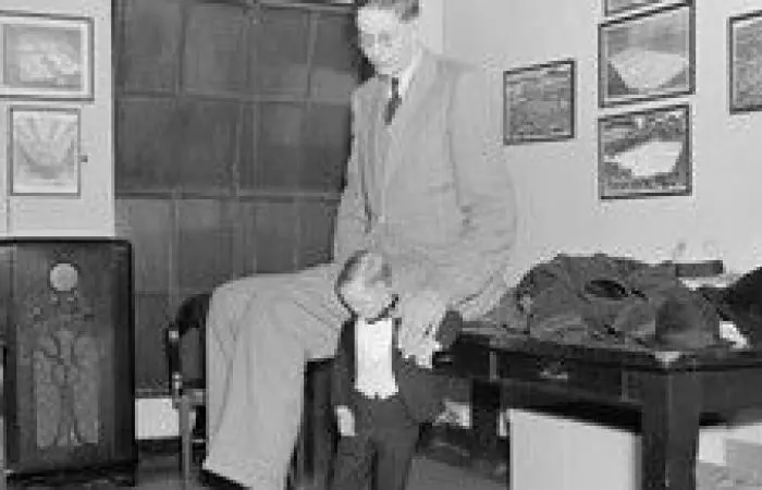 Through acromegaly, he measured 272 cm. His life was very dramatic