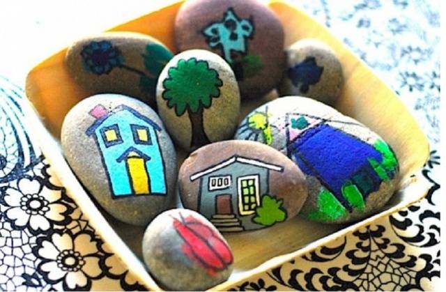 To help novice artists &#8211; we paint stones with acrylic paints  