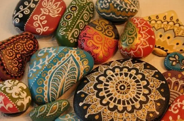 To help novice artists &#8211; we paint stones with acrylic paints  