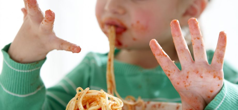 Toddlers eating with their hands eat healthier