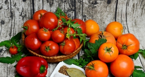 Tomatoes in own juice with tomato paste