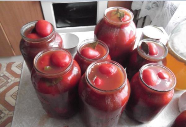 Tomatoes in own juice with tomato paste