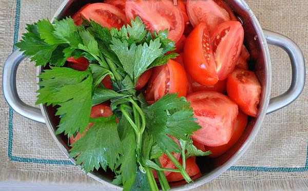 Tomatoes in own juice with tomato paste