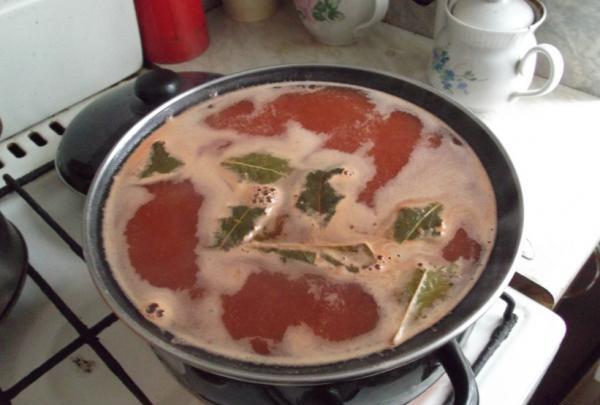 Tomatoes in own juice with tomato paste