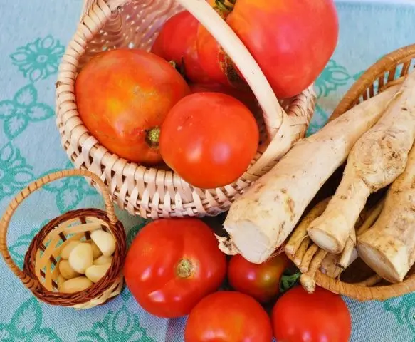 Tomatoes in the snow with garlic