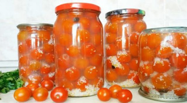 Tomatoes in the snow with garlic