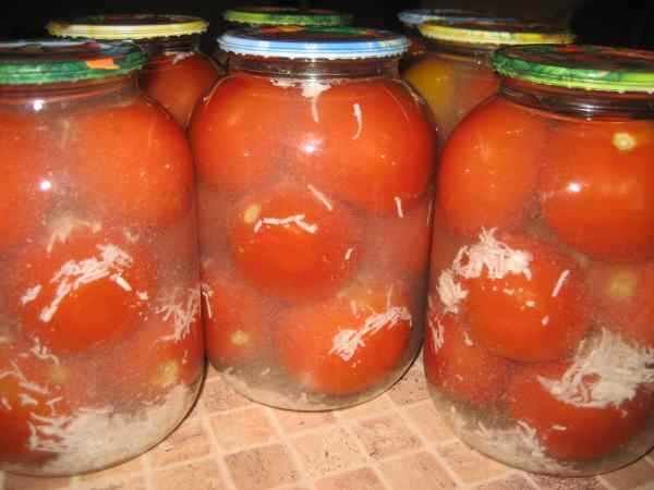 Tomatoes in the snow with garlic