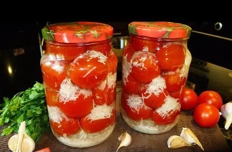 Tomatoes in the snow with garlic