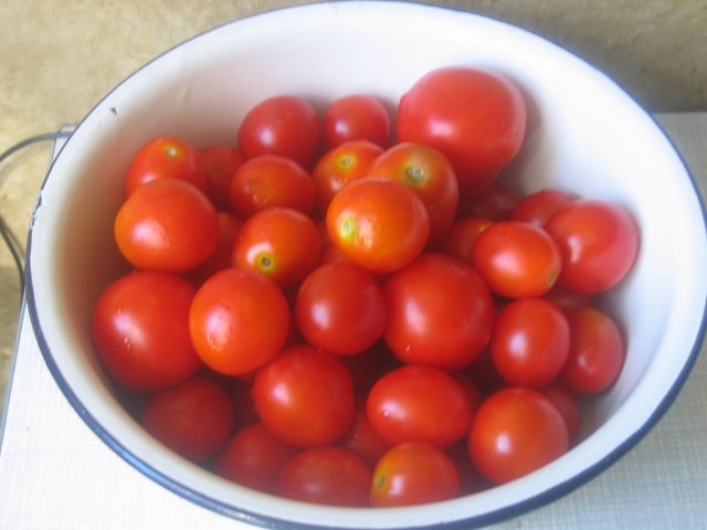 Tomatoes in the snow with garlic