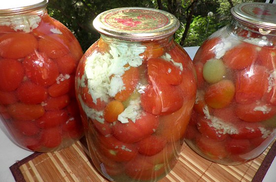 Tomatoes in the snow with garlic