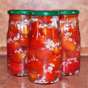 Tomatoes in the snow with garlic