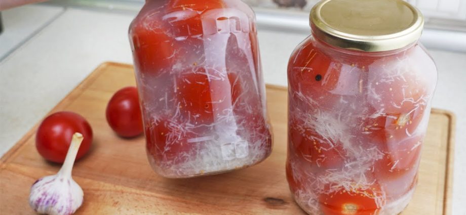 Tomatoes in the snow with garlic