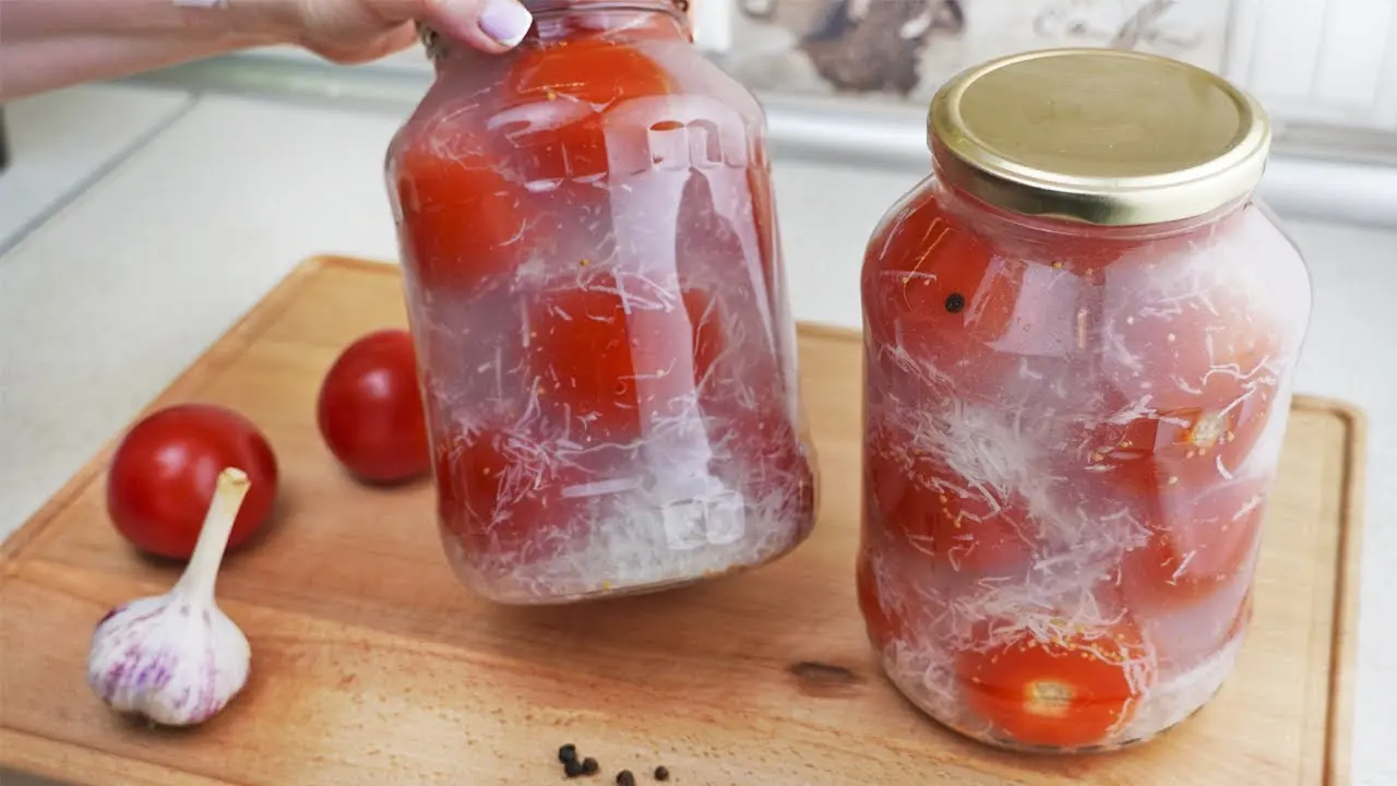 Tomatoes in the snow with garlic