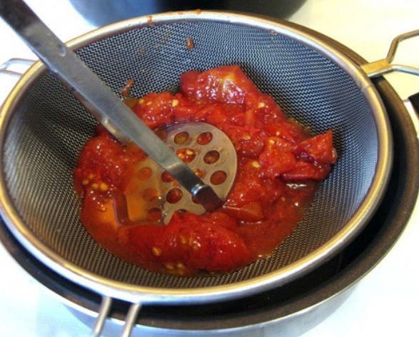 Tomatoes in their own juice without sterilization