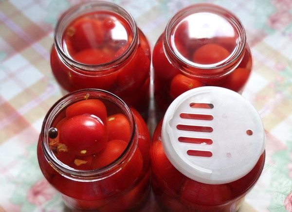 Tomatoes in their own juice without sterilization