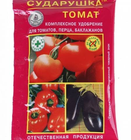 Top dressing of tomatoes in a polycarbonate greenhouse