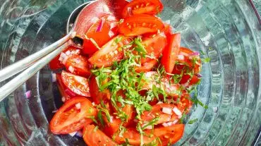 Top dressing of tomatoes with onion peel 