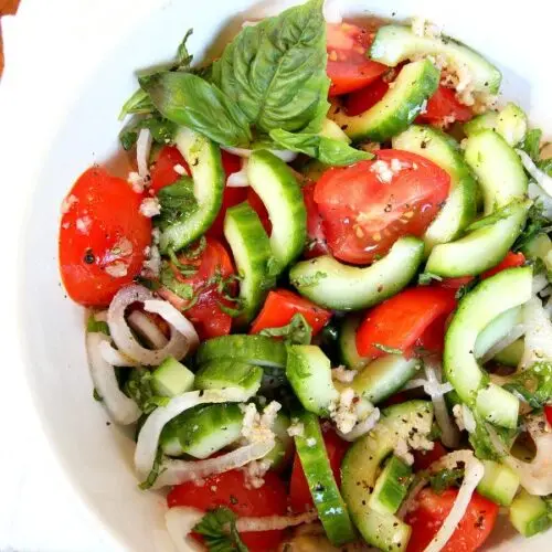 Top dressing with yeast of tomatoes and cucumbers