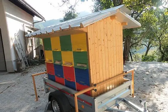 Trailer for transporting bees