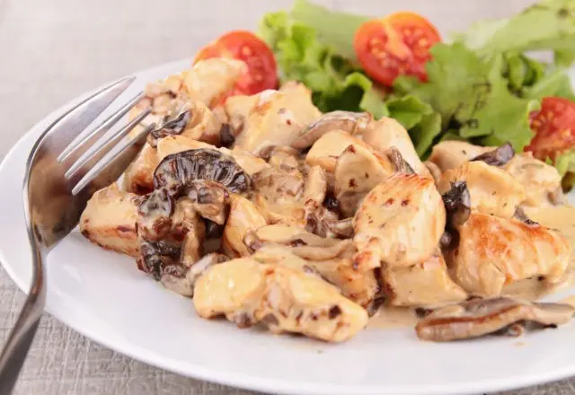 Turkey with oyster mushrooms: in sour cream, cream sauce