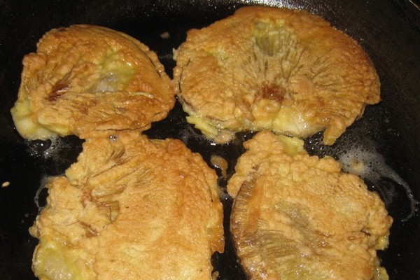 Umbrella mushrooms fried in batter