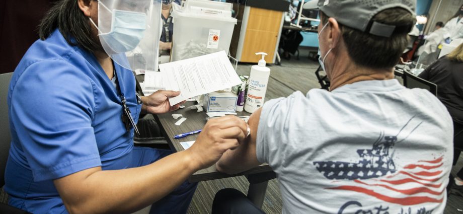 Vaccinating people 70+. Some signed up earlier. «We went in just after midnight and we made it».