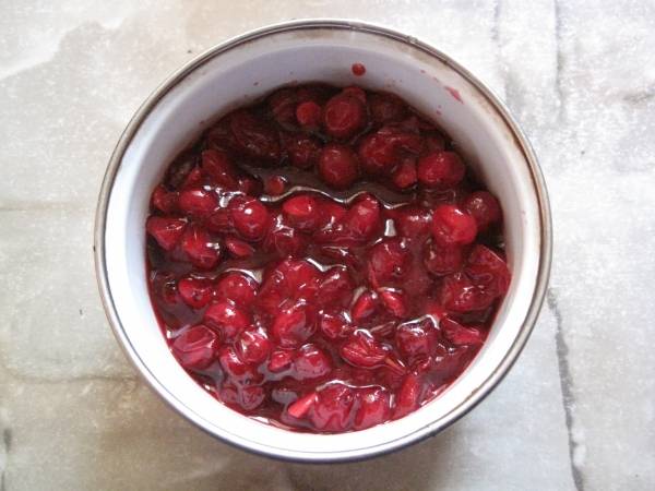 Viburnum mashed with sugar