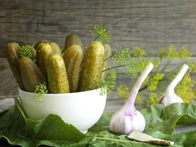 Villainous and crispy cucumbers with vodka: pickling and pickling recipes