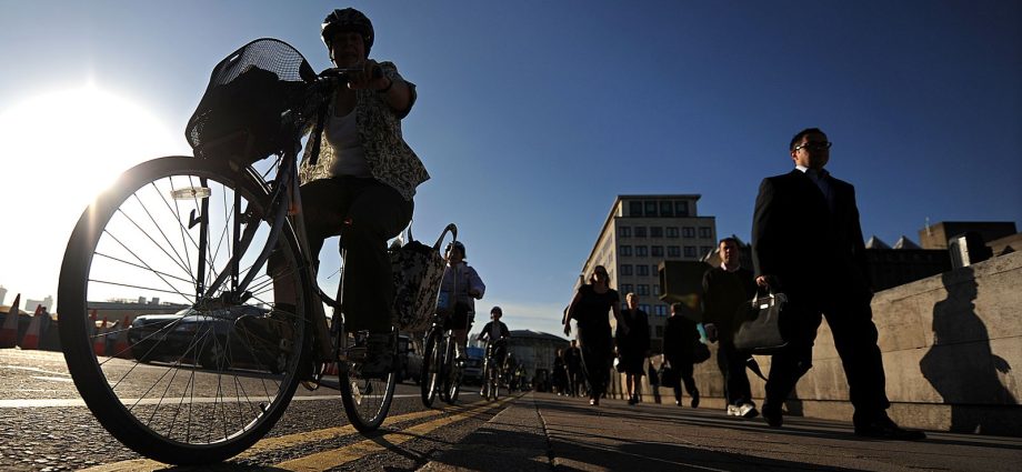 Walking and cycling to work &#8211; the key to happiness