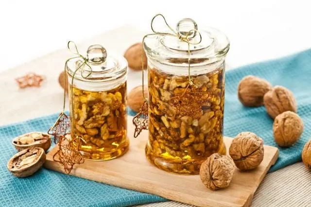 Walnut with honey: recipes for men and women