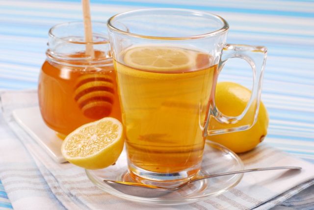 Water with honey and lemon on an empty stomach: the benefits and harms