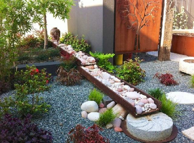 We use stones in the landscape design of the site with our own hands