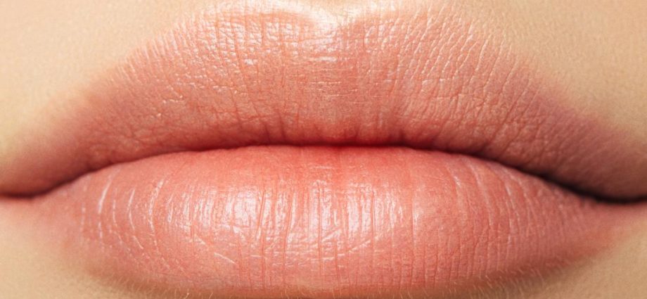 What are the causes of tingling lips?