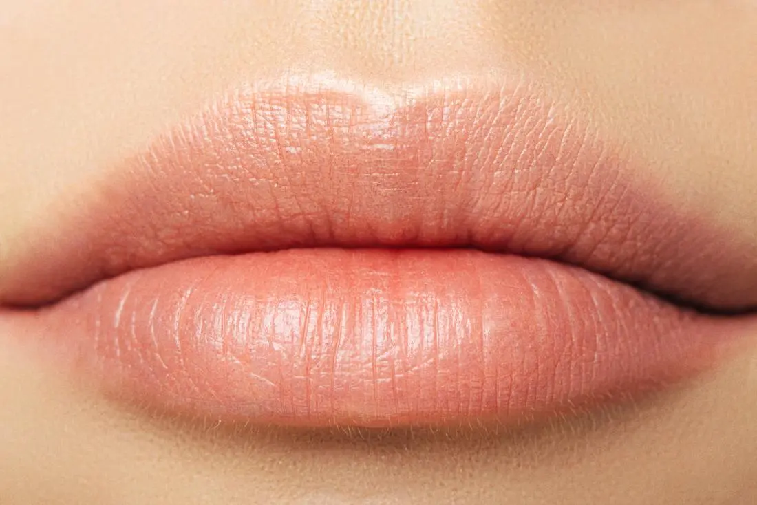 What are the causes of tingling lips?