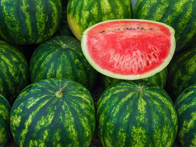 When do watermelons of different varieties ripen and how to choose a ripe one?