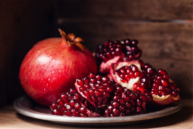 When the pomegranate sings and why it does not bear fruit