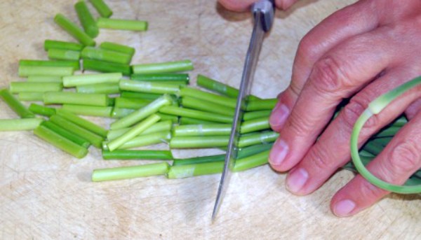 When to cut off arrows from garlic and why is it necessary?