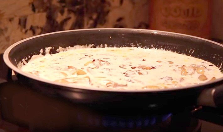 White mushroom sauces with cream at home