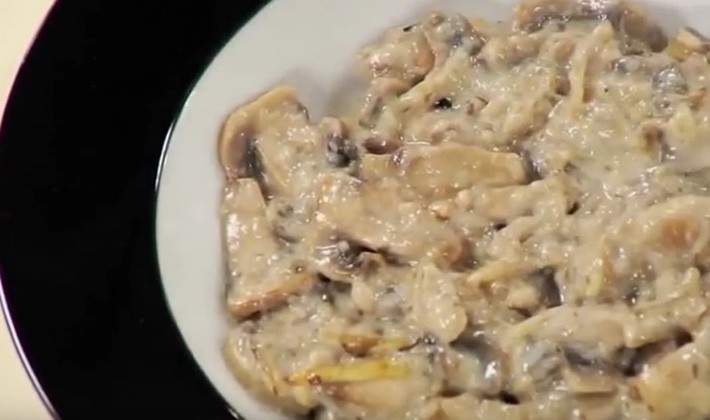 White mushroom sauces with cream at home