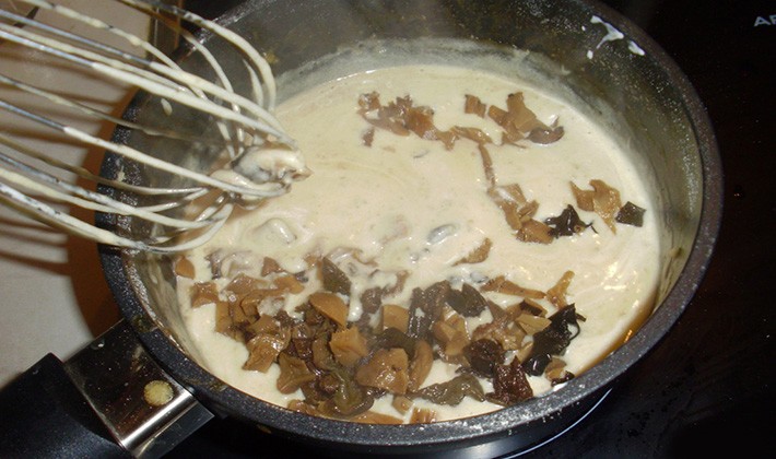 White mushroom sauces with cream at home