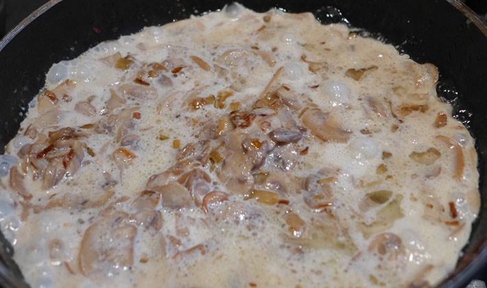 White mushroom sauces with cream at home