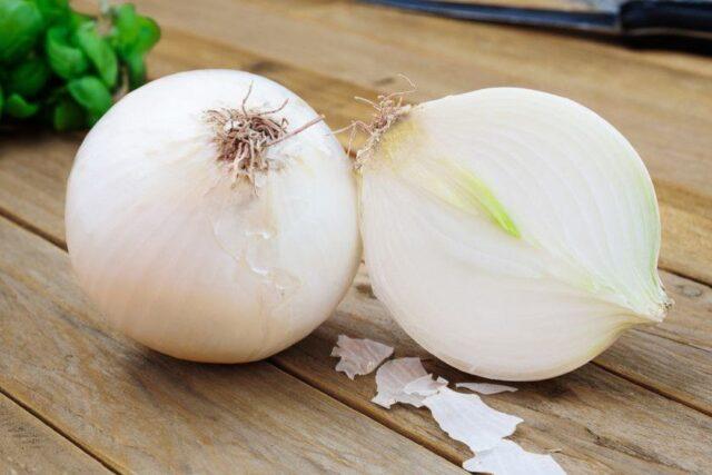 White onion: how it differs from ordinary onion, when to plant, useful properties, composition