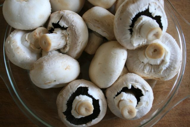 Why champignons in the section (inside) are black, blacken when frying: reasons, can they be eaten