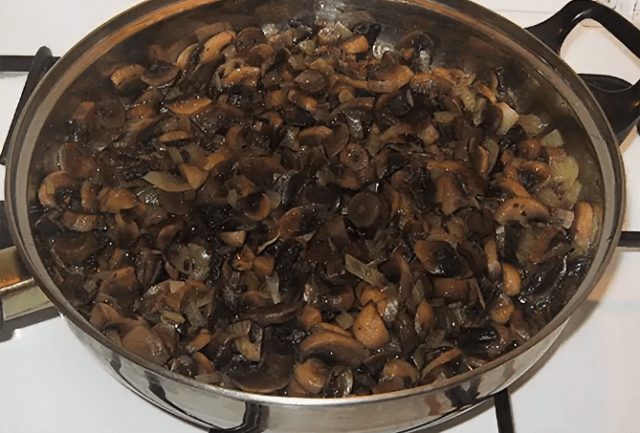 Why champignons in the section (inside) are black, blacken when frying: reasons, can they be eaten