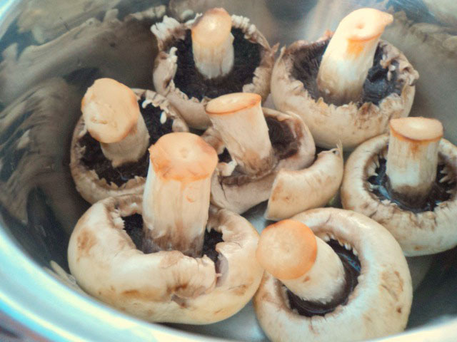 Why champignons in the section (inside) are black, blacken when frying: reasons, can they be eaten